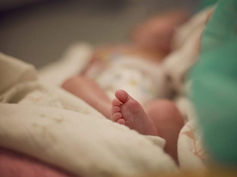 Minsal entregará medicamento a lactante que sufre atrofia muscular en Valdivia: es el más caro del mundo