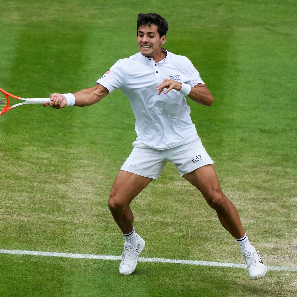Cristian Garin logró sólida victoria y quedó a un paso del cuadro principal de Wimbledon al igual que Tomás Barrios