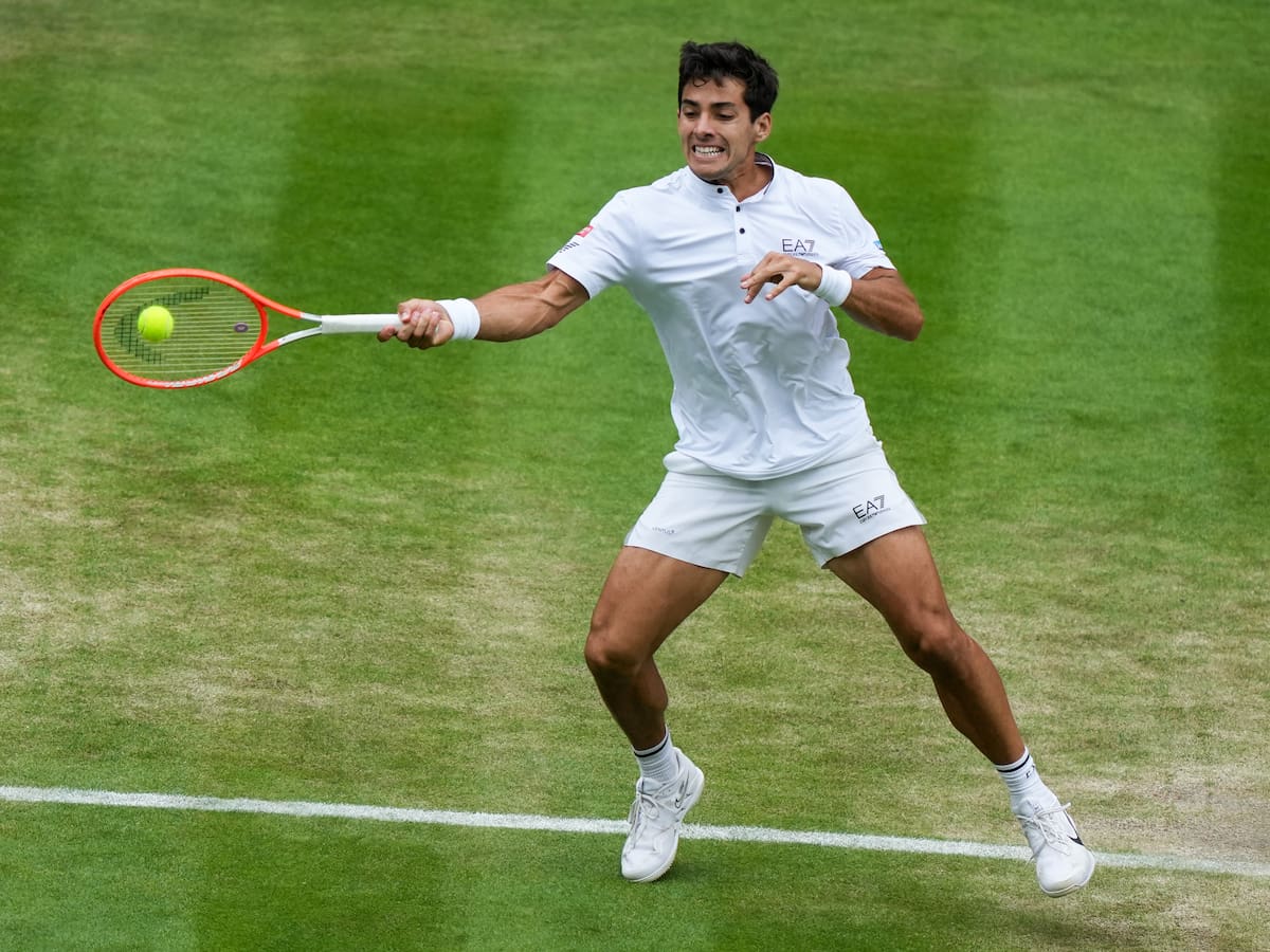 Cristian Garin logró sólida victoria y quedó a un paso del cuadro principal de Wimbledon al igual que Tomás Barrios