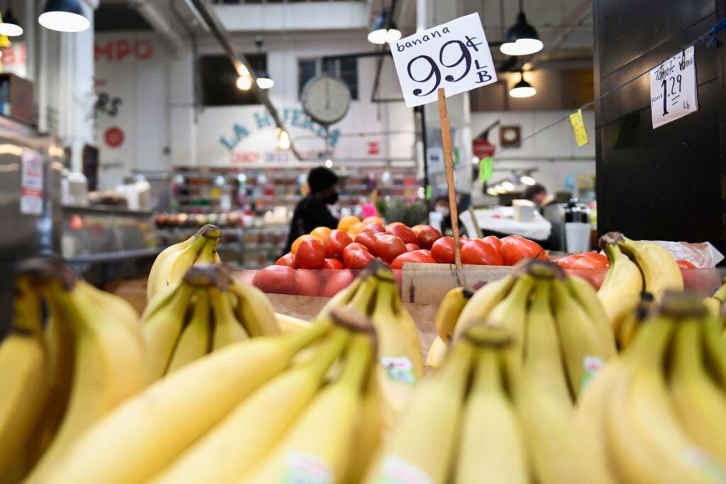 El alto precio de los plátanos en un mercado de Los Angeles