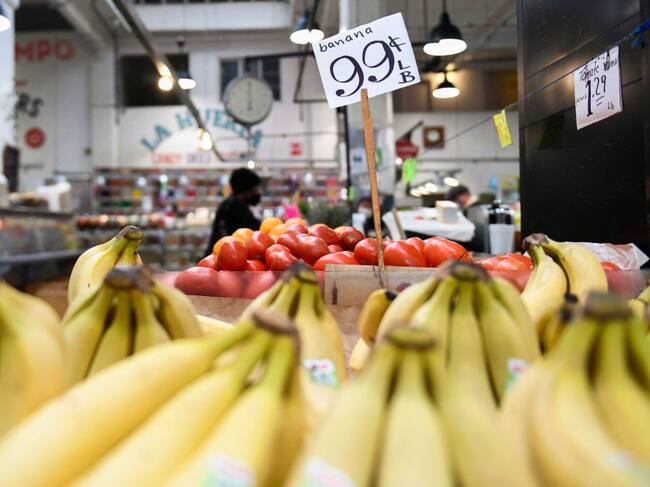 El alto precio de los plátanos en un mercado de Los Angeles