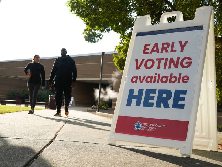 Las personas salen de un centro de votación en el estado de Georgia, luego de que se iniciara el sufragio adelantado en esa región de Estados Unidos