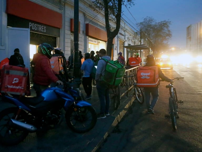 Piden al gobierno dar urgencia a proyecto que prohíbe a condenados conducir apps de transporte y delivery