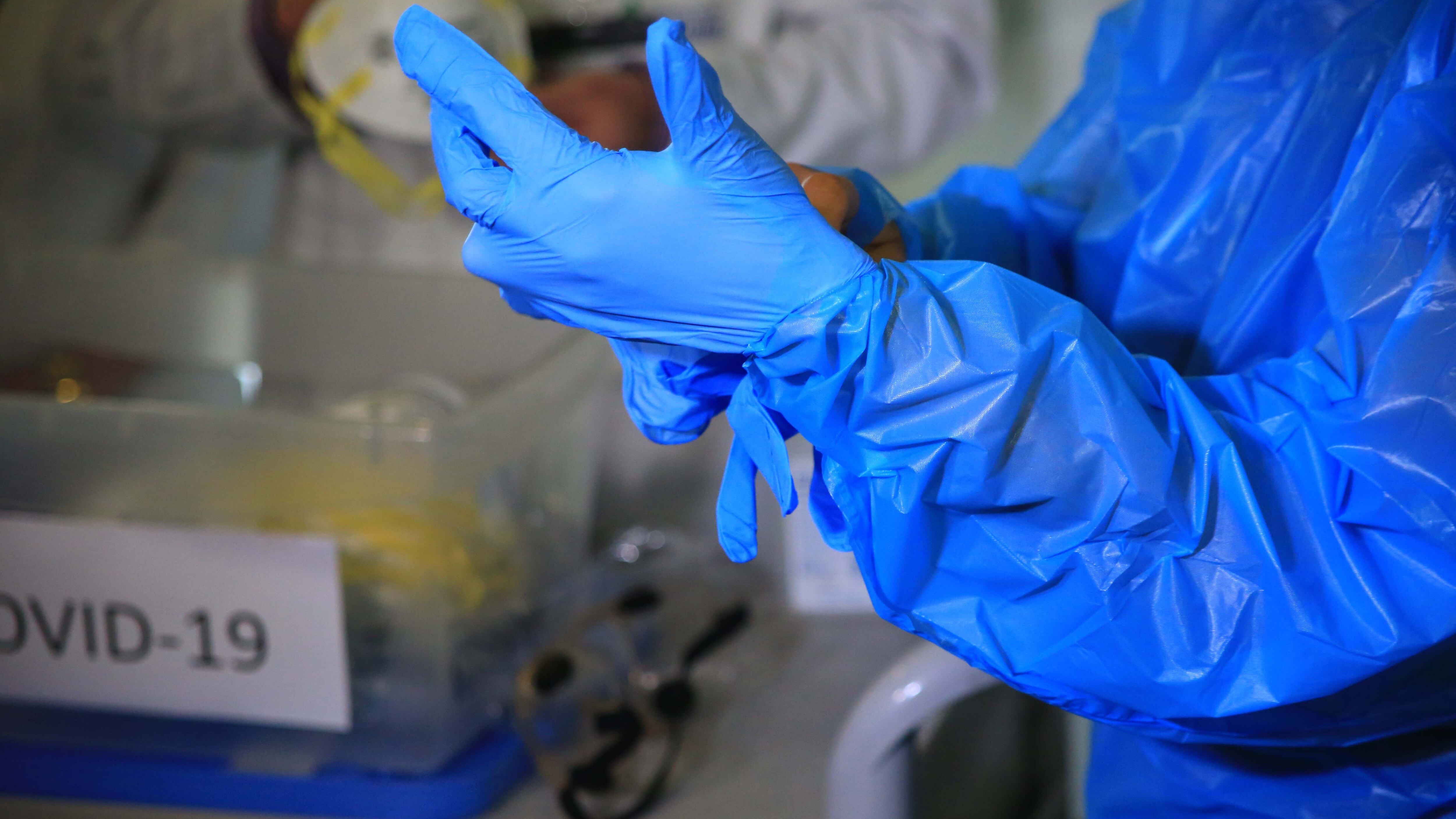 El Subsecretario de Redes Asistenciales presenta protocolos contra CoronavirusDetalle de postura de guantes por parte del personal medico en el Hospital de La Florida, durante la preparacin de la Red Hospitalaria, en el marco del Plan de Accin por posibles casos del nuevo Coronavirus Covid-19.
FOTO: Jose Francisco Zuiga /AGENCIAUNO