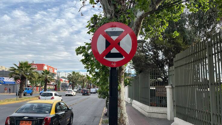Acusan al municipio de La Cisterna por eliminar estacionamientos en Gran Avenida: serían claves para el comercio local