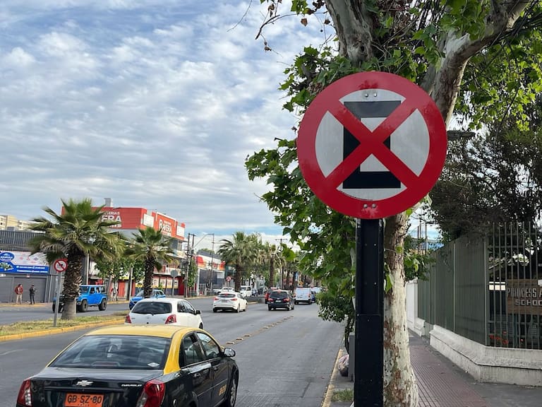 Acusan al municipio de La Cisterna por eliminar estacionamientos en Gran Avenida: serían claves para el comercio local