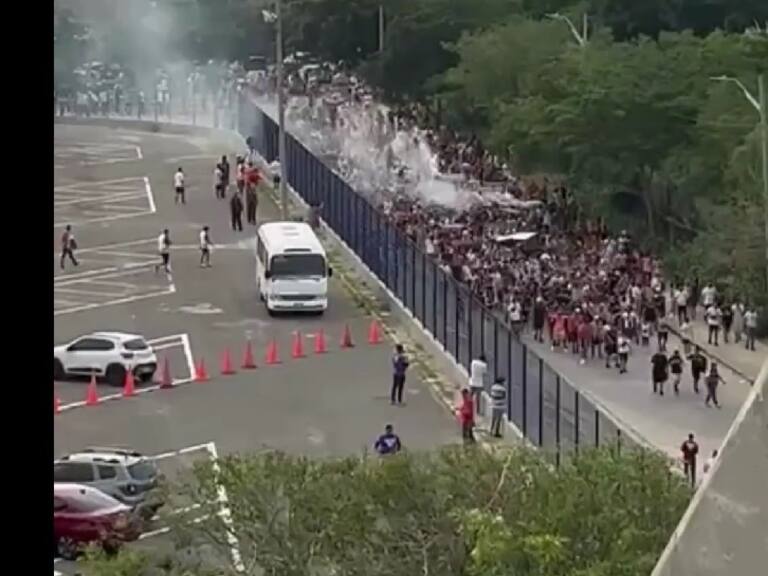 El multitudinario apoyo de los hinchas de Colo Colo al equipo antes de crucial partido frente a Junior en Colombia