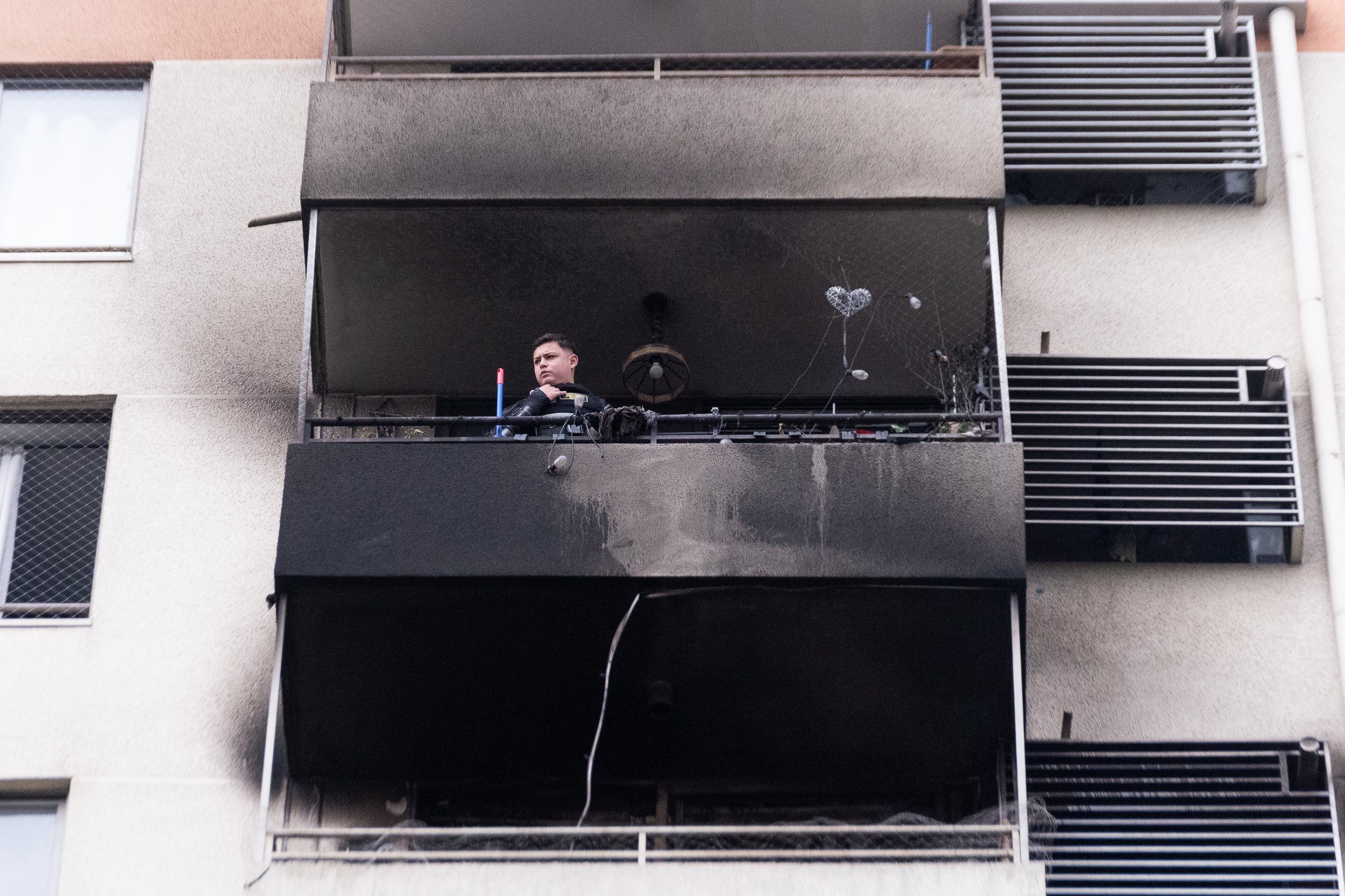 04 DE OCTUBRE DEL 2026 / SAN MIGUEL
Un hombre fallece al interior de un departamento tras registrarse un incendio en un inmueble ubicado en el sector de avenida Salesianos, en la comuna de San Miguel. Según los antecedentes preliminares, el hecho se habría originado luego de que el hombre amenazara con incendiar el departamento familiar, mientras su cónyuge y sus dos hijas lograron salir del inmueble. Posteriormente, el sujeto habría iniciado el fuego y permanecido en el interior, falleciendo en el lugar. El caso es investigado para esclarecer las circunstancias del hecho.
FOTO: VICTOR HUENANTE / AGENCIAUNO
