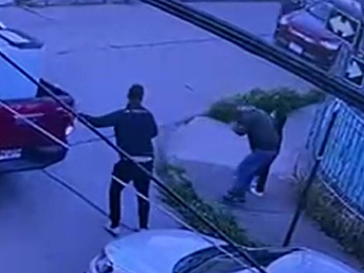 Intento de portonazo a adulto mayor y su nieto fuera de colegio terminó en violento choque en Conchalí