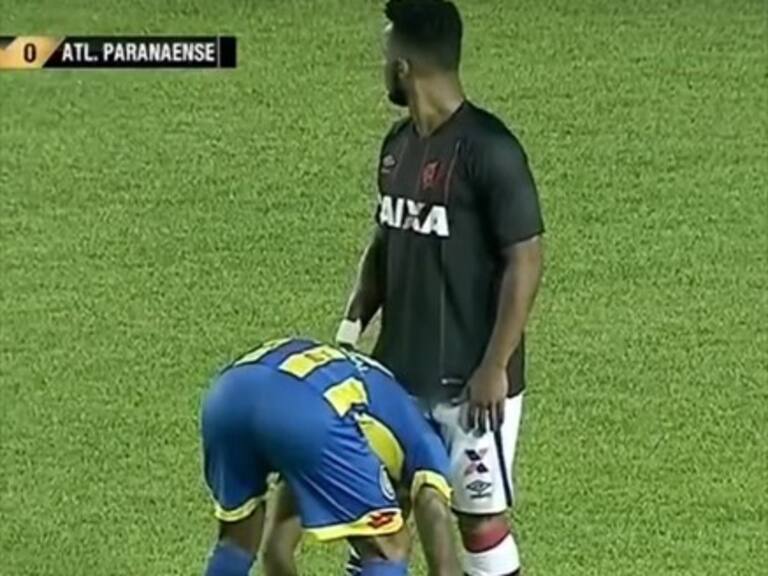 Jugador de Capiatá le desató los cordones a su rival previo a un tiro libre