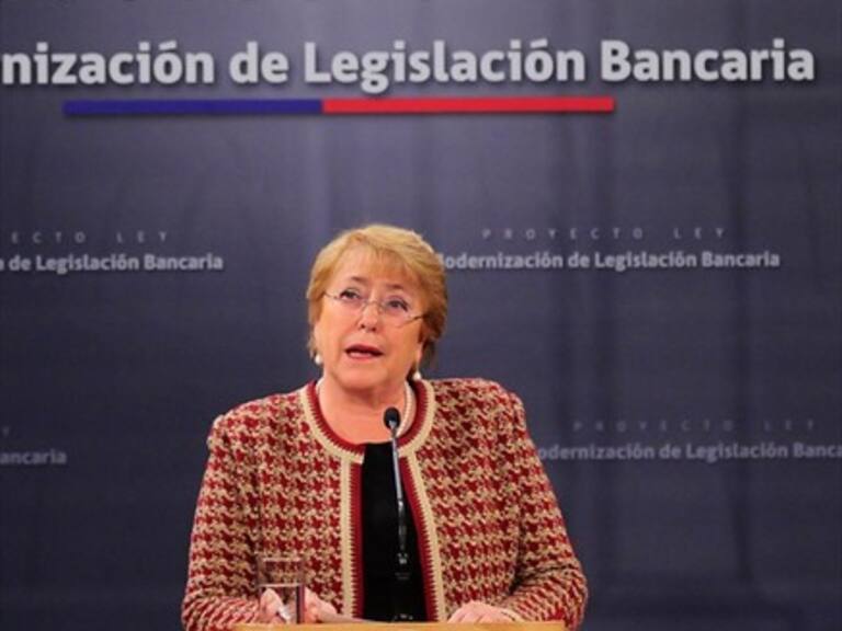 Bachelet llama a no desinformar: «Es falso que la ley obliga a cerrar colegios»
