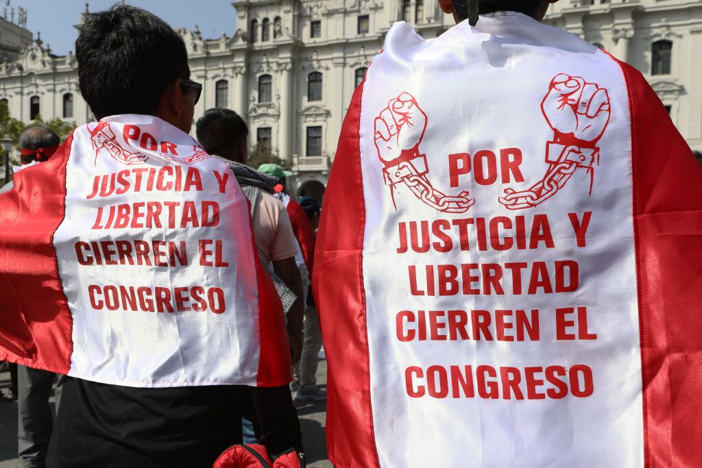 Manifestantes a favor del gobierno piden el cierre del congreso en Lima de Perú
