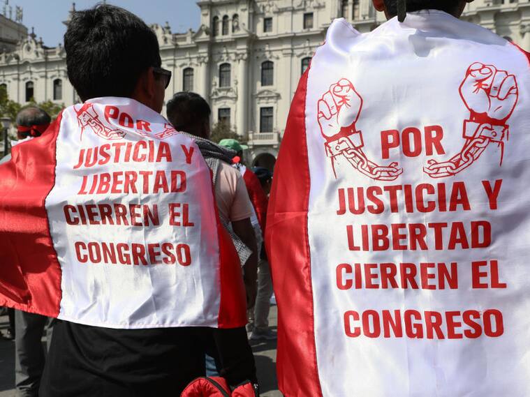 Manifestantes a favor del gobierno piden el cierre del congreso en Lima de Perú