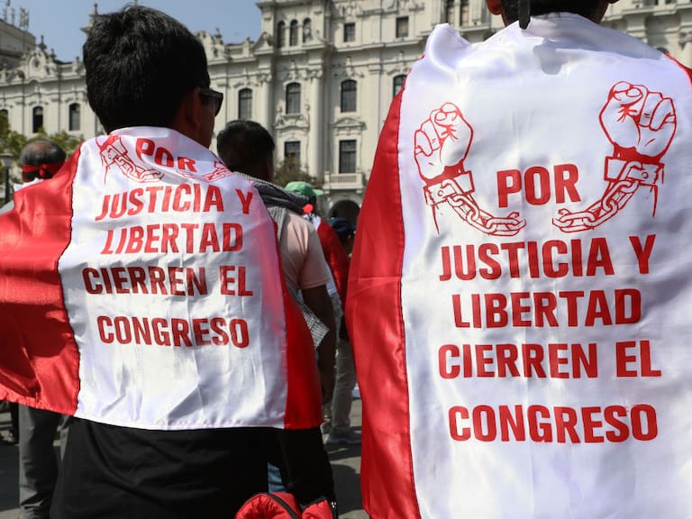 Manifestantes a favor del gobierno piden el cierre del congreso en Lima de Perú