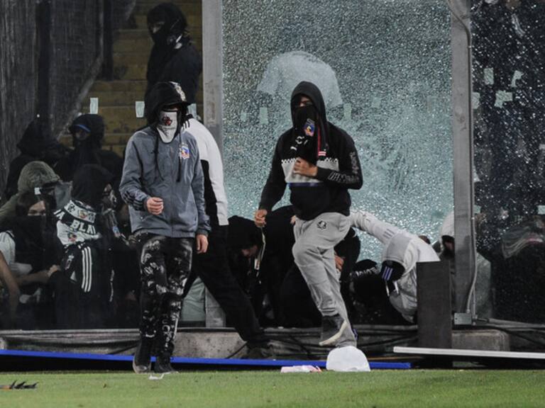 Periodista brasileño se vuelve viral tras mostrar a todo el continente la tremenda barra de fierro que sacaron “hinchas” de Colo Colo del estadio