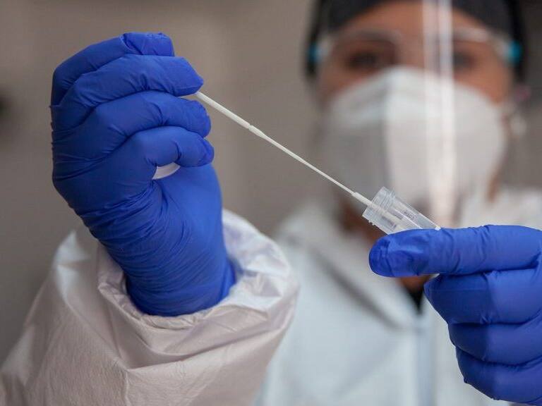 07 de Enero de 2022/SANTIAGO
Operativo exámenes PCR para la detección del Virus Covid-19 y trazabilidad. Ministerio de Salud informa 3.799 casos nuevos de COVID-19, con una positividad de 4,75% en las últimas 24 horas a nivel nacional, con 74.482 exámenes, PCR y test de antígeno.
FOTO BASTIÁN CIFUENTES /AGENCIAUNO