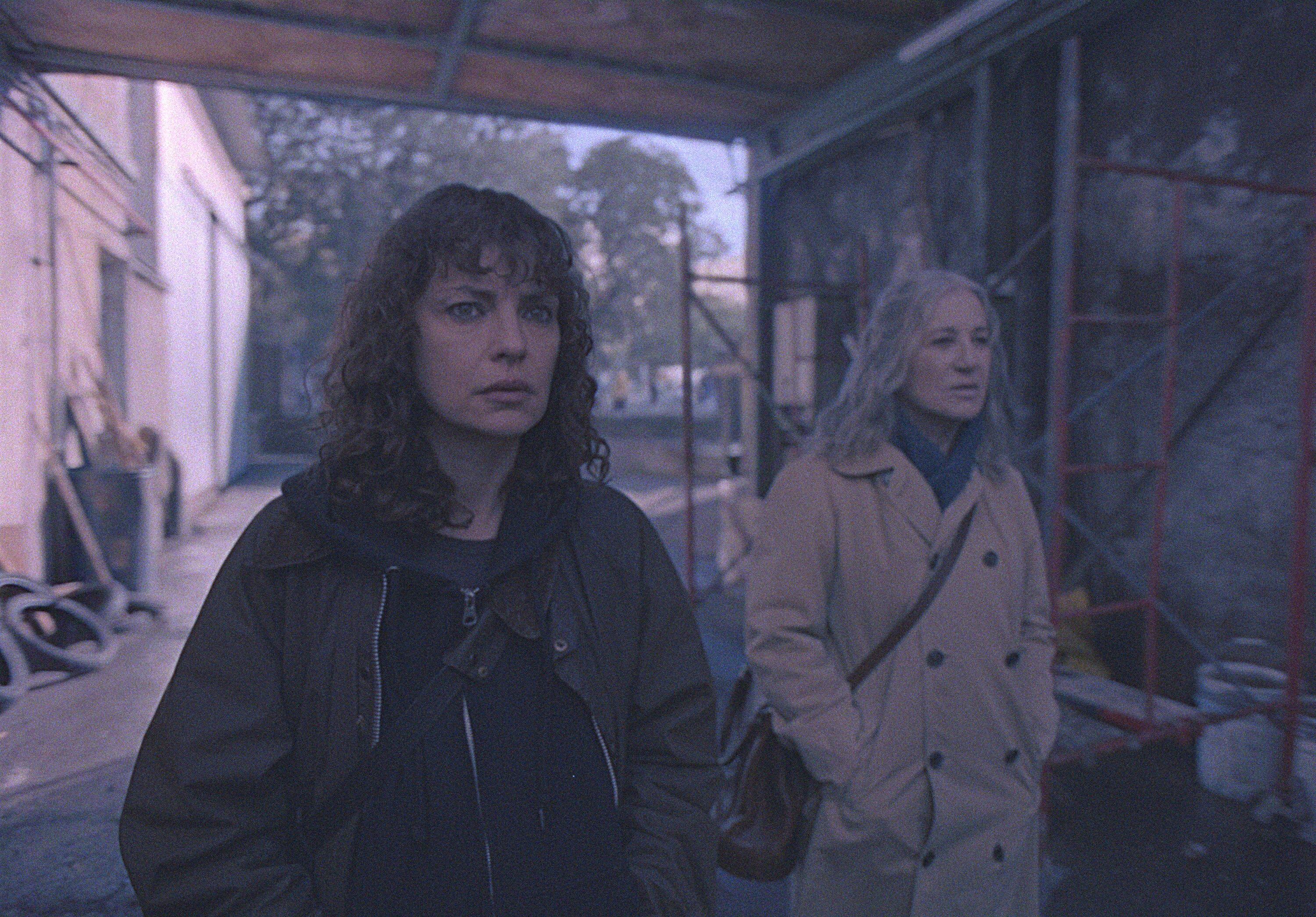 Mis Muertos Tristes. (L to R) Mercedes Morán as Ema, Dolores Fonsi as Carolina in Mis Muertos Tristes. Cr. Courtesy of Netflix ©2026