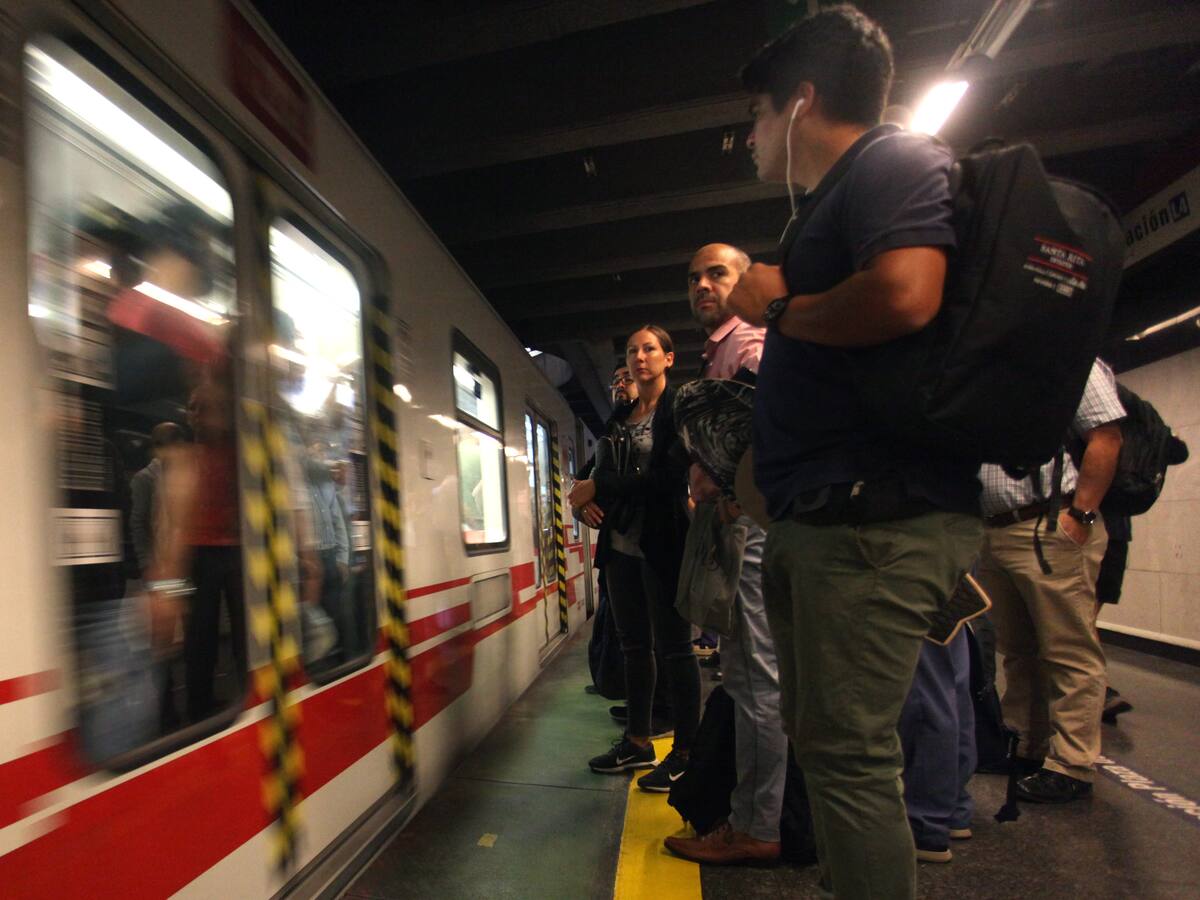 Metro de Santiago cierra estaciones por manifestaciones en el exterior