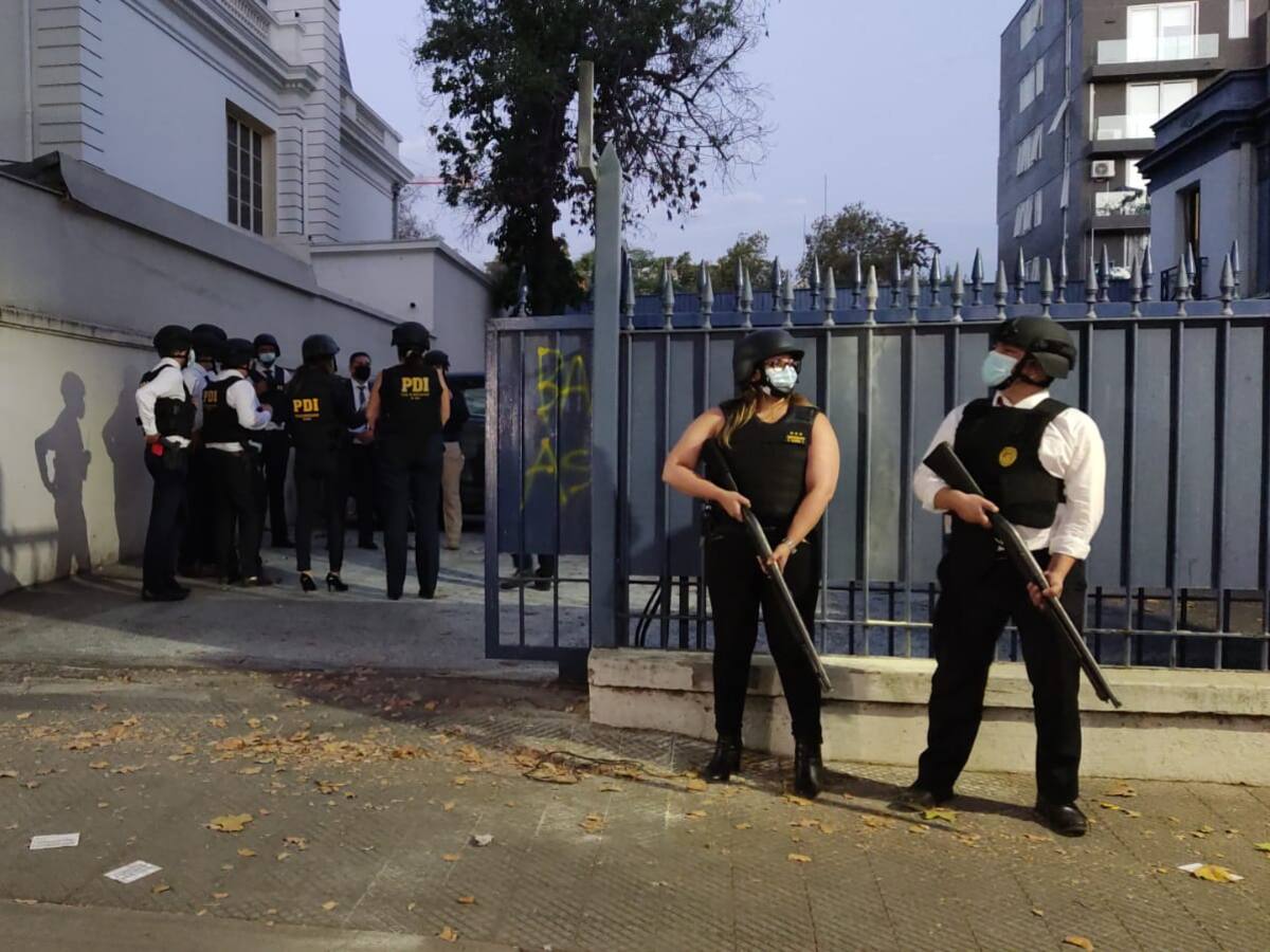Nueva protesta en la «Moneda chica» derivó en enfrentamientos y PDI disparó perdigones