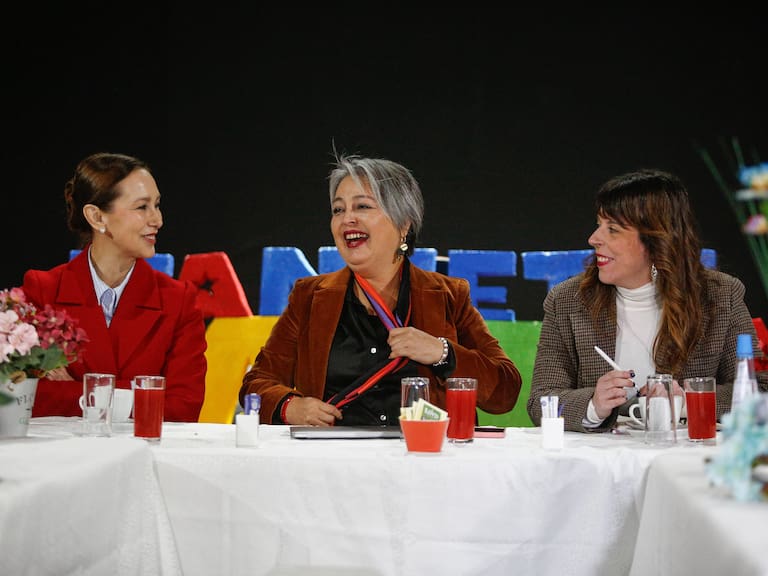 Jeannette Jara confirma salida del economista Fernando Carmona de su comando presidencial