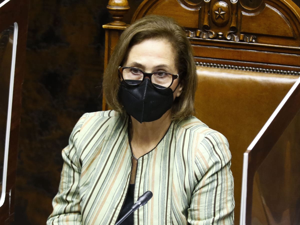 «Actitud misógina y prepotente»: candidatos de oposición criticaron desaire de autoridades a Adriana Muñoz
