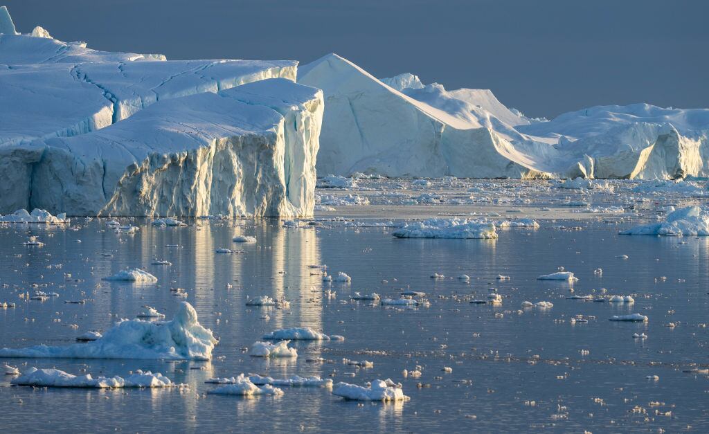 Bloque de hielo se derrite en el océano ante el calor que registra el Ártico