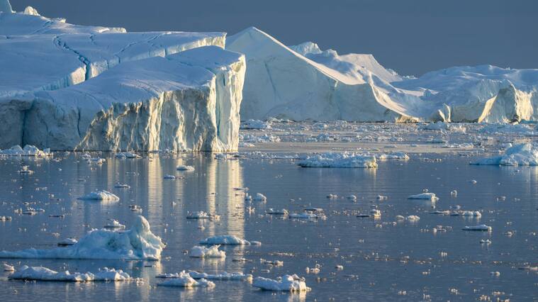 Bloque de hielo se derrite en el océano ante el calor que registra el Ártico