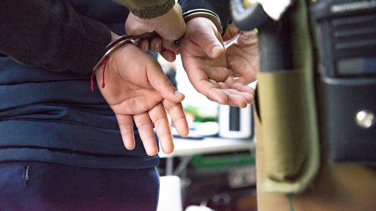Detienen a dos personas mientras realizaban una transacción de droga y dinero en San Bernardo