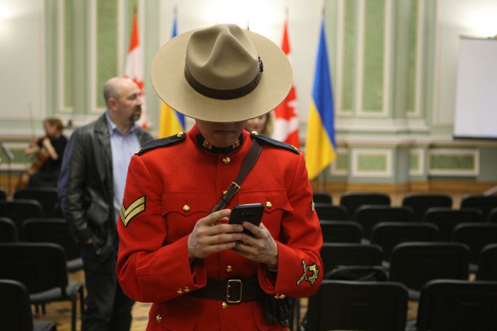 Policía federal de Canadá busca conectarse a internet en su smartphone