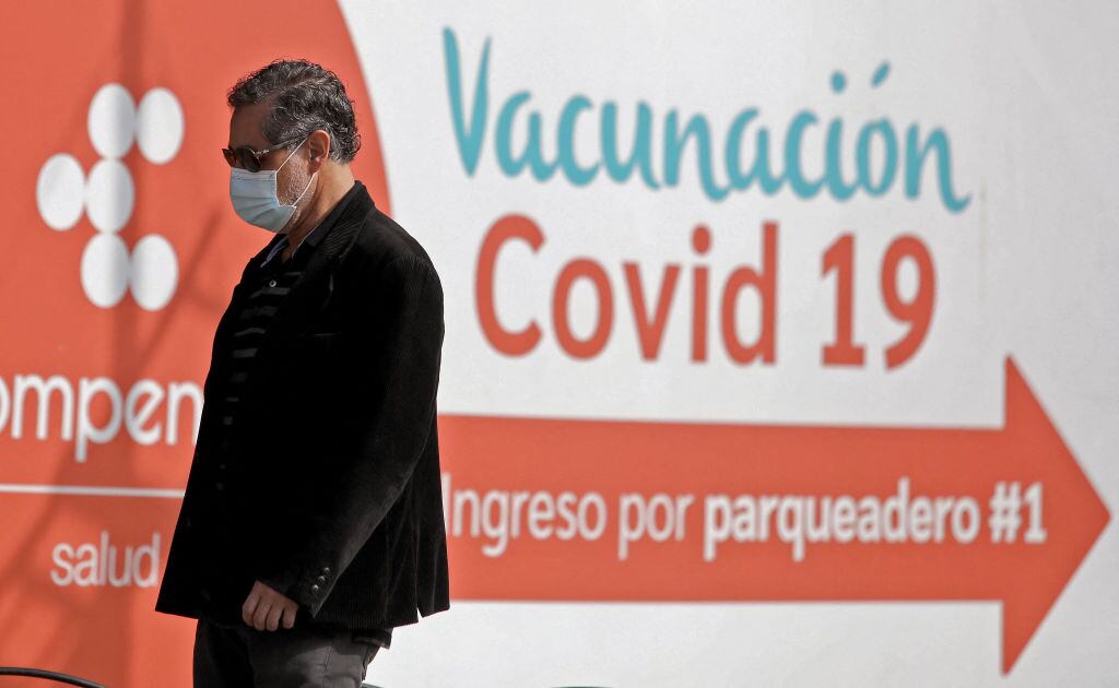 Una persona sale de un centro de vacunación en Colombia