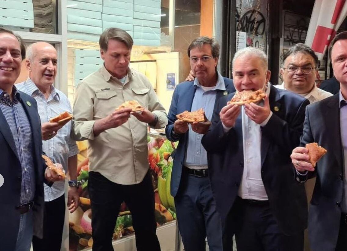 Bolsonaro debió comer pizza en la calle de Nueva York por no estar vacunado