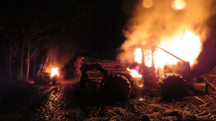 13 de Agosto de 2016/SANTIAGOUn ataque incendiario se registro cerca de las 22:00 horas en el sector de Cuyinpalihue, en la comuna de Cañete, cuando 15 sujetos armados llegaron hasta un predio de Bosque Arauco para prender fuego a cinco maquinarias
FOTO:MANUEL ARANEDA/AGENCIAUNO