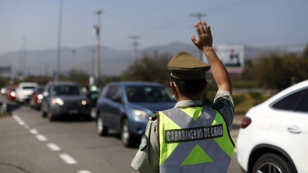 16 de Septiembre de 2020/CURACAVÍ Personal de Carabineros refuerzan en terreno las medidas dispuestas para el control sanitario a los vehículos a la altura de la tenencia de carreteras de Curacavi, a partir desde este jueves 17 hasta el domingo 20 de septiembre con motivo de Fiestas Patrias.
FOTO:Cristobal Escobar/Agencia UNO