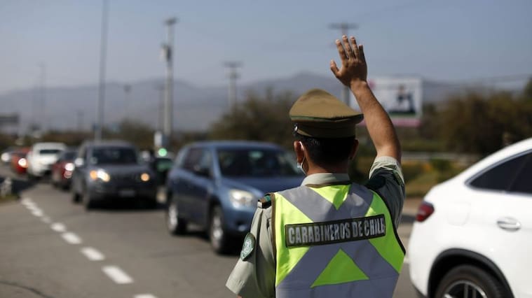 16 de Septiembre de 2020/CURACAVÍ Personal de Carabineros refuerzan en terreno las medidas dispuestas para el control sanitario a los vehículos a la altura de la tenencia de carreteras de Curacavi, a partir desde este jueves 17 hasta el domingo 20 de septiembre con motivo de Fiestas Patrias.
FOTO:Cristobal Escobar/Agencia UNO