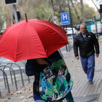 Nuevo sistema frontal en Santiago: revisa cuándo llegará la lluvia en la capital