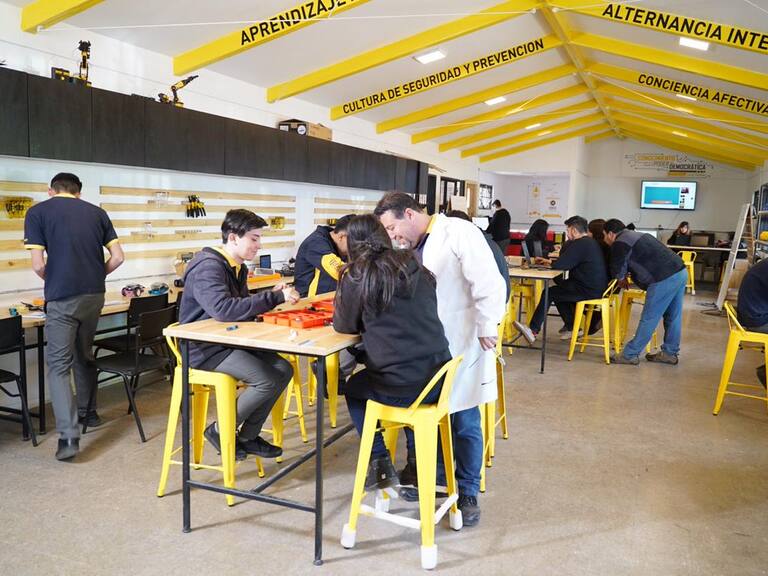 Modelo Pionero, la metodología que busca transformar liceos en «centros de innovación»: «Los estudiantes se sienten protagonistas de las transformaciones»