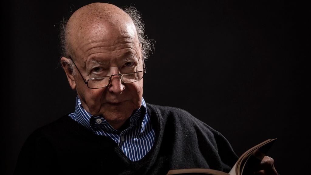 Chilean novelist and journalist Jorge Edwards poses during a photo session in Santiago on August 11, 2017. - Edwards attended law school at the University of Chile. During the presidency of Salvador Allende, Edwards reopened the Chilean embassy in Havana, Cuba, but only three months later, the government of Fidel Castro declared him persona non grata. From this episode he wrote, perhaps, his most famous work, Persona non grata (1971). (Photo by Martin BERNETTI / AFP)        (Photo credit should read MARTIN BERNETTI/AFP via Getty Images)