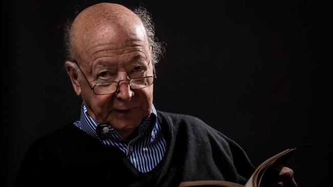 Chilean novelist and journalist Jorge Edwards poses during a photo session in Santiago on August 11, 2017. - Edwards attended law school at the University of Chile. During the presidency of Salvador Allende, Edwards reopened the Chilean embassy in Havana, Cuba, but only three months later, the government of Fidel Castro declared him persona non grata. From this episode he wrote, perhaps, his most famous work, Persona non grata (1971). (Photo by Martin BERNETTI / AFP) (Photo credit should read MARTIN BERNETTI/AFP via Getty Images)
