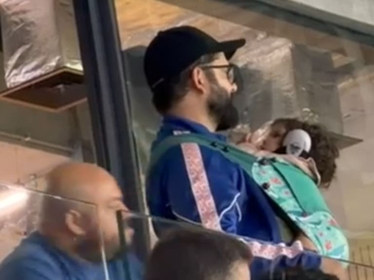 Gabriel Boric llegó con su hija Violeta al Claro Arena para el partido entre la UC y Boca y esto ocurre: la escena ya es viral