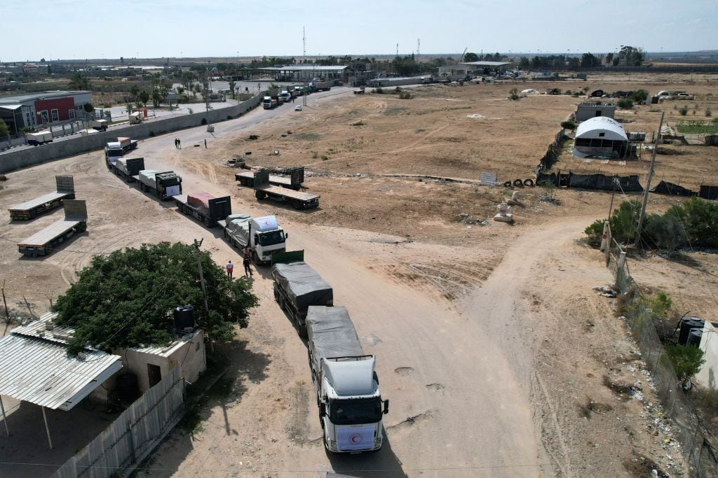 Los camiones con ayuda humanitaria llegan hasta la Franja de Gaza por Egipto