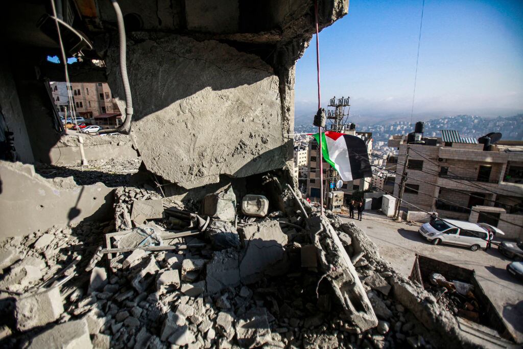 Bandera de Palestina ondea en Cisjordania tras ataque de Israel a vivienda