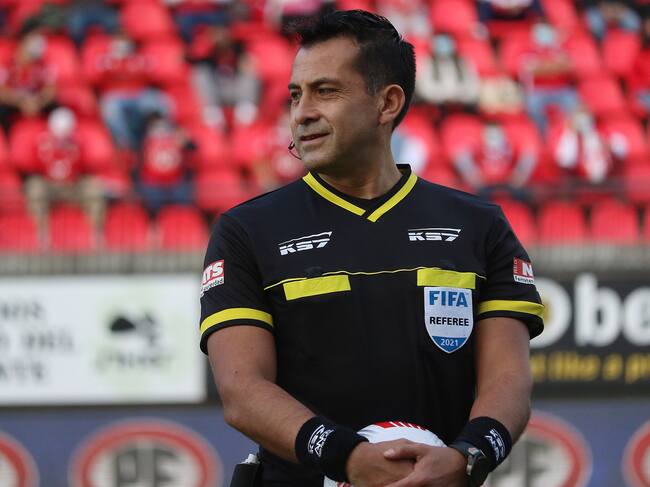 Julio Bascuñán destaca su nominación para ser parte del VAR en Qatar 2022: "En un orgullo representar al arbitraje chileno"