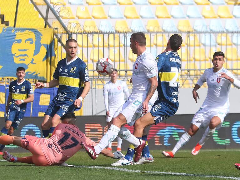 A los empujones: el tenso cierre en Sausalito tras la victoria de la U ante Everton