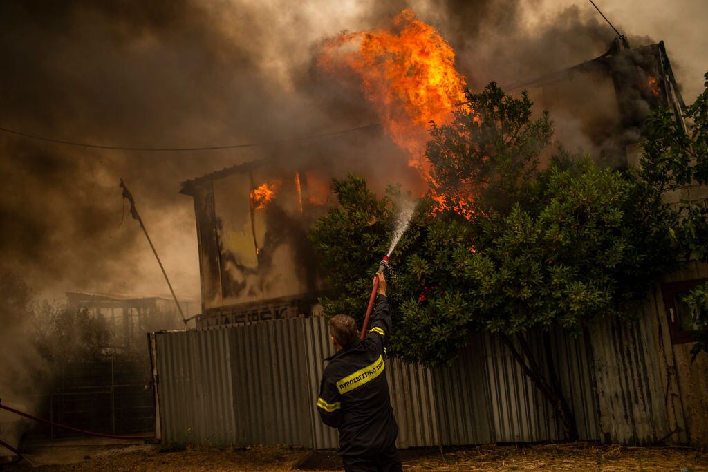 Bomberos enfrentan la gravedad de los incendios en Grecia