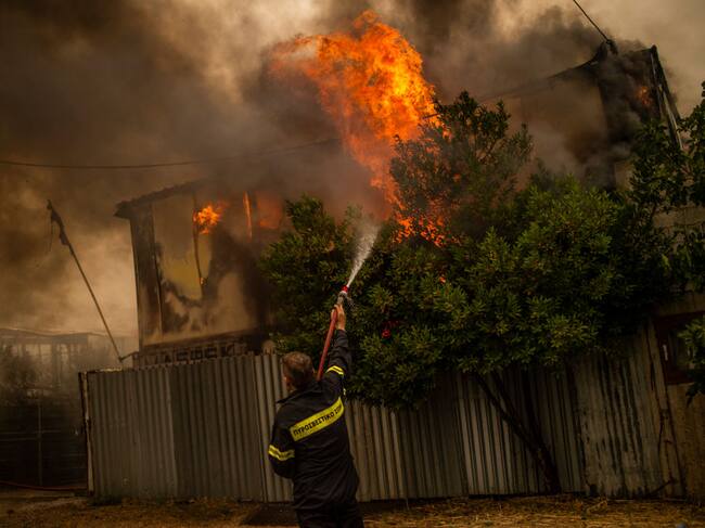 Bomberos enfrentan la gravedad de los incendios en Grecia