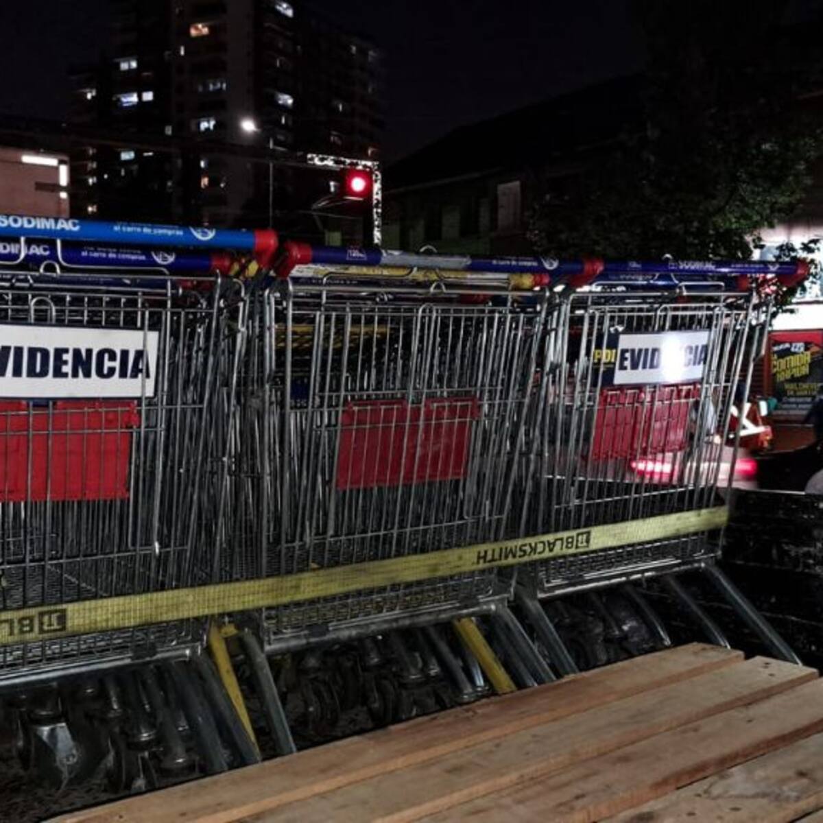 PDI detiene a sujetos que arrendaban carros de supermercado robados en La Vega Central: decomisaron cerca de 200