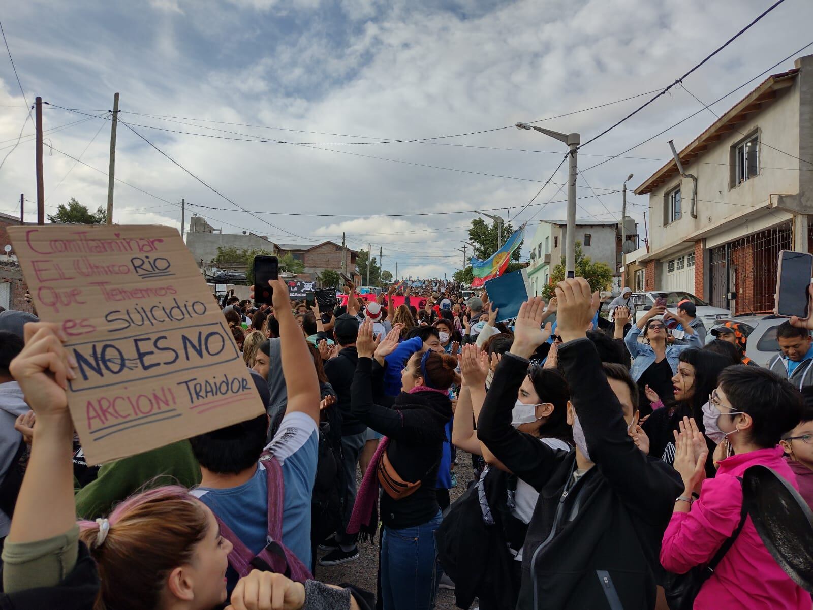 Masivas protestas contra la ley a favor de la minería en la provincia de Chubut