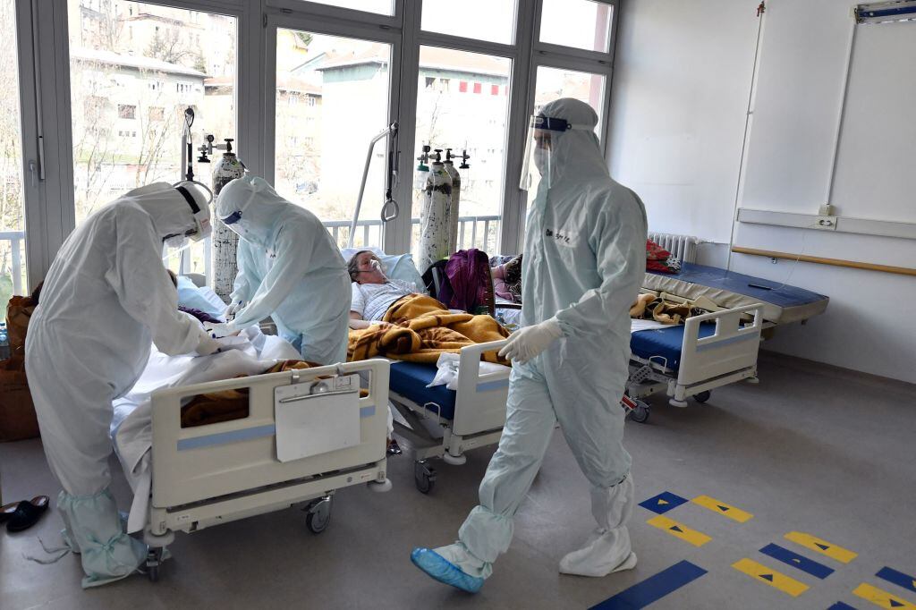 Trabajadores de la salud cuidan a pacientes Covid-19 en un hospital de Bosnia