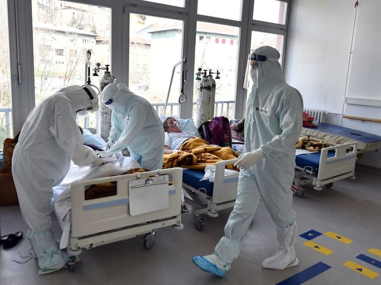 Trabajadores de la salud cuidan a pacientes Covid-19 en un hospital de Bosnia