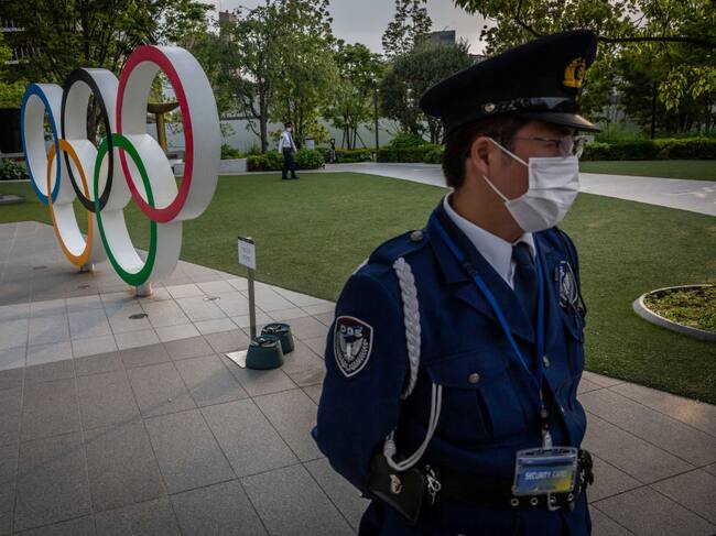 Un policía custodia un logo de los JJOO en Tokio